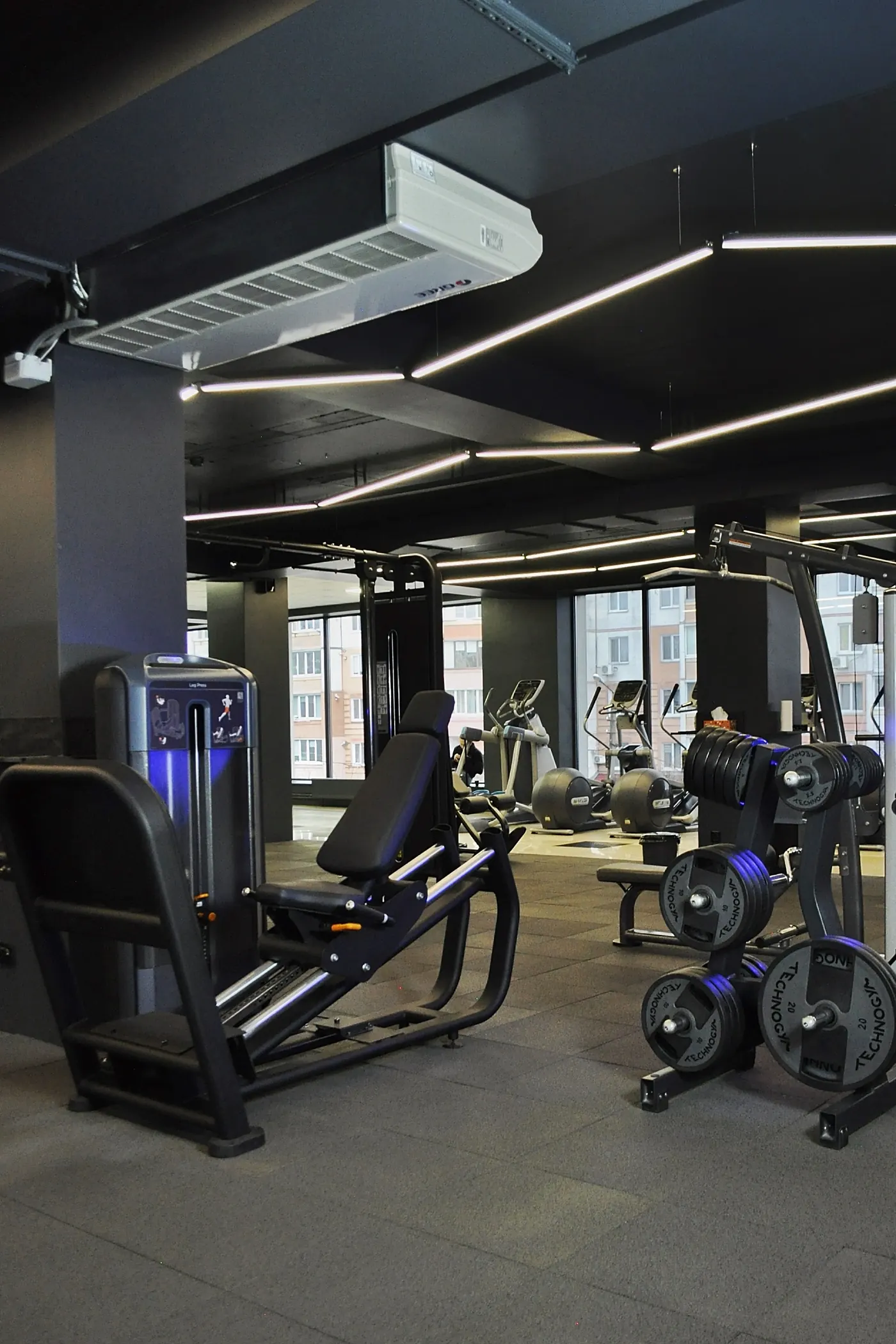 Зал SM_GYM із панорамними вікнами